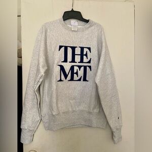 The Met logo sweatshirt. Women’s.